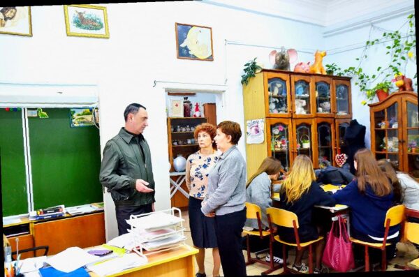 «Виктор Тепляков осмотрел обновленную школу №2 в Сочи»