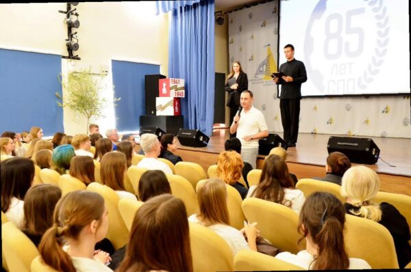 «Виктор Тепляков поздравил учителей и учащихся Сочи с Днём среднего профессионального образования»