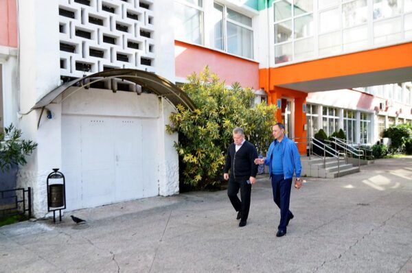 «Виктор Тепляков оценил обновление материально-технической базы гимназии №8 в Сочи»