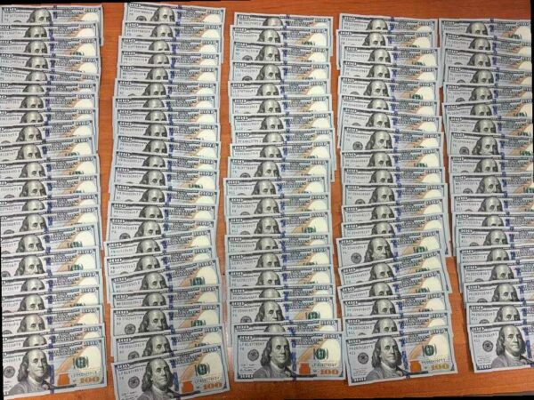 В Сочи задержали пассажирку с крупной суммой валюты на вылет в Турцию