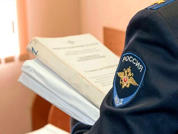 Жительница Сочи придумала ложную историю о смерти своего сына, чтобы попросить деньги у людей. Полиция выявила обман и выяснила, что 12-летний ребенок жив. Семья находится на профилактическом учете, и на мать был составлен административный материал за неисполнение родительских обязанностей. Полиция продолжает расследование. (Источник: sochinews.io) 📷 «МВД МЕДИА»