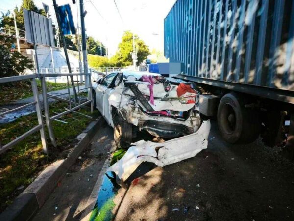 ДТП в Лазаревском: грузовик столкнулся с легковушкой, пострадали дети