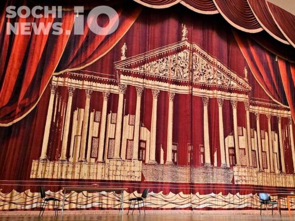 Сегодня, 3 ноября, в Сочи пройдет традиционная акция «Ночь искусств». Под девизом «В единстве культур — сила народа» будет проведено более 90 мероприятий по всему курорту. В программе экскурсии, концерты, выставки и мастер-классы. В Зимнем театре состоится ночная экскурсия, а в Художественном музее — бесплатные выставки. В Лазаревском Центре национальных культур будут представлены традиционные танцы разных народов. Подробная программа доступна на сайте администрации Сочи. (Источник: [sochinews.io](https://sochinews.io))