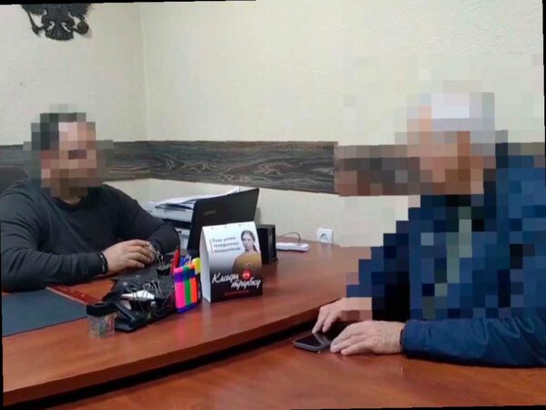 Пенсионеру в Сочи удалось избежать потери своих сбережений благодаря быстрой реакции полицейских. Мужчина кликнул на фишинговую ссылку в чате, после чего мошенники начали обманывать его, выдавая себя за правоохранителей. В итоге пенсионер снял почти 20 миллионов рублей и отправился в Туапсе по требованию аферистов. Его друзья обратились в полицию, и благодаря оперативным действиям правоохранителей пенсионера удалось задержать на выезде из города. Ведется расследование по статьям УК РФ. Фото: УВД по городу Сочи. (Источник: sochinews.io)