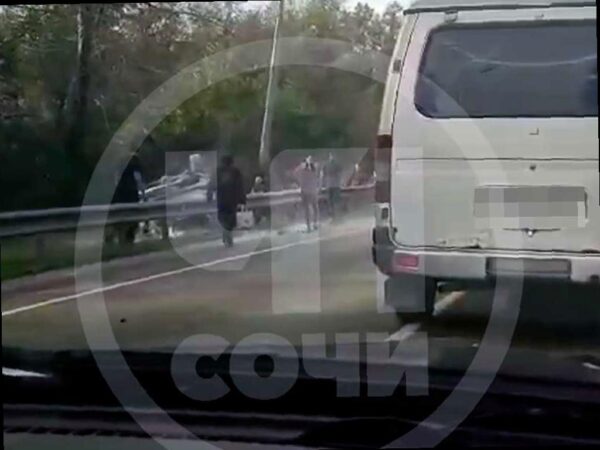 В Сочи произошло ДТП с перевернутым внедорожником и пострадавшими