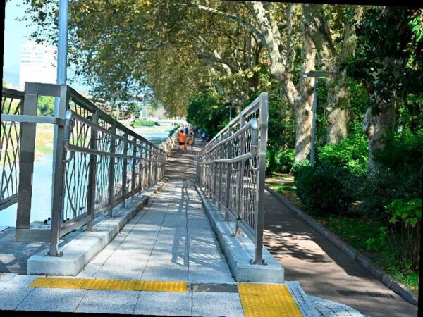 Обучающий семинар «Доступная среда. От оценки к созданию» стартовал сегодня в Сочи на площадке ФГБУ «Юг Спорт». Эксперты, включая Льва Гутмана и Олега Стекольникова, обсуждают принципы формирования и оценки безбарьерной среды для инвалидов. В рамках мероприятия рассматриваются правовые документы, типовые ошибки и лучшие практики. Особое внимание уделяется подготовке персонала к взаимодействию с людьми, имеющими инвалидность.