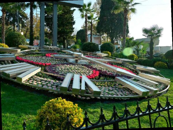 В Сочи обновлены цветочные часы на улице Войкова