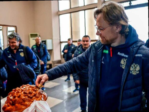 Футбольные сборные России и Перу прибыли в Сочи для проведения товарищеских матчей. Гостей встретили с хлебом-солью и казачьими напевами. На прошлой неделе в регион прибыла сборная Чили.