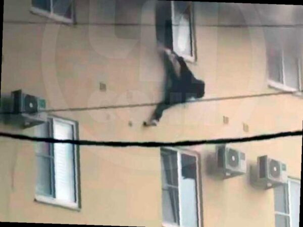 Женщина спаслась, выпрыгнув из окна во время пожара в автосервисе на улице Транспортной в Сочи. Пламя охватило более 1000 квадратных метров и распространилось на соседние здания. На месте работают пожарные, сотрудники МЧС, спасатели и специалисты Водоканала. Пока нет информации о жертвах, но три человека пострадали. Среди них женщина, которая спрыгнула с верхнего этажа здания и была госпитализирована с переломом. На фото видно момент спасения. (Источник: ЧП Сочи / t.me/chp_sochi)