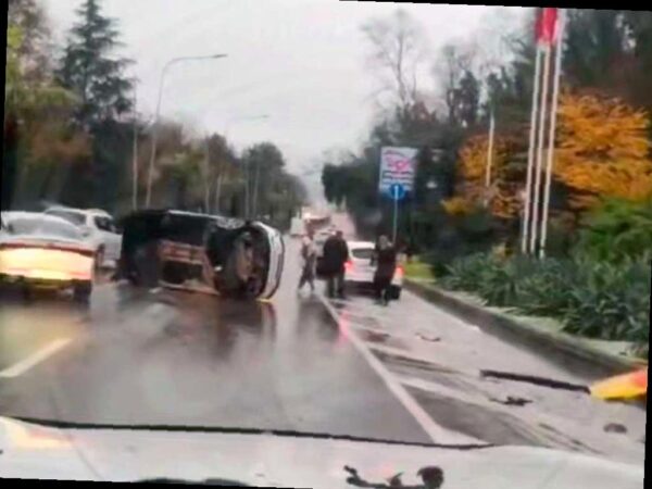 На трассе «Сочи – Адлер» в Хосте перевернулся автомобиль