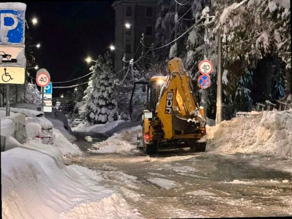 Погода в Сочи: снега в Красной Поляне более 70 см, дороги чистят почти 200 машин