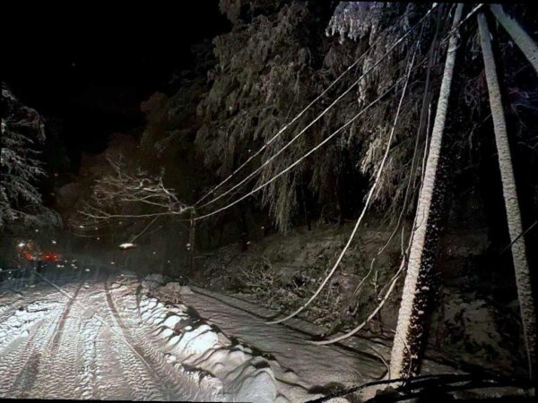В Сочи временно отключат электричество на нескольких улицах из-за плохой погоды