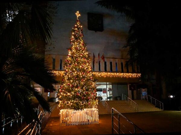 В Сочи украсили улицы к Новому году