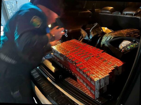 В Сочи задержали Mercedes-Benz, который был загружен контрабандной табачной продукцией из Абхазии. Таможенники, совместно с сотрудниками ФСБ, обнаружили тайники с сигаретами под капотом, за сидениями и даже под обшивкой в задних крыльях автомобиля. Всего было изъято более полутора тысяч пачек сигарет марки «CHAPMAN» из Германии без необходимой маркировки и акцизных марок России.