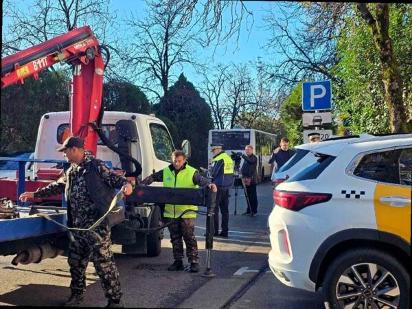 Эвакуация автомобилей в центре Сочи из-за неправильной парковки