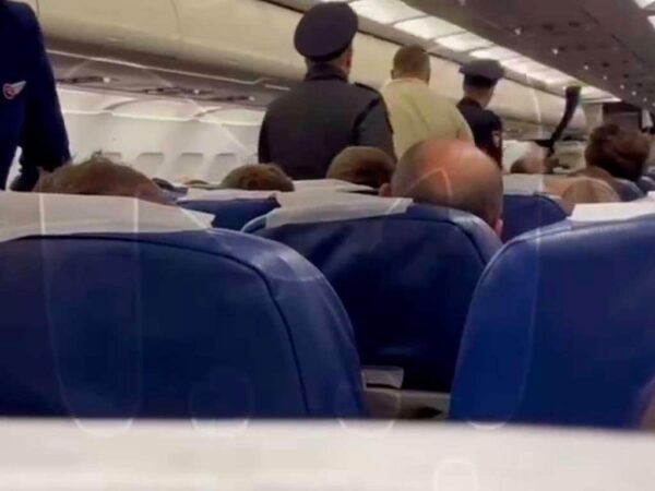 Пассажир с алкогольным опьянением вызвал неприятности на рейсе в Санкт-Петербург