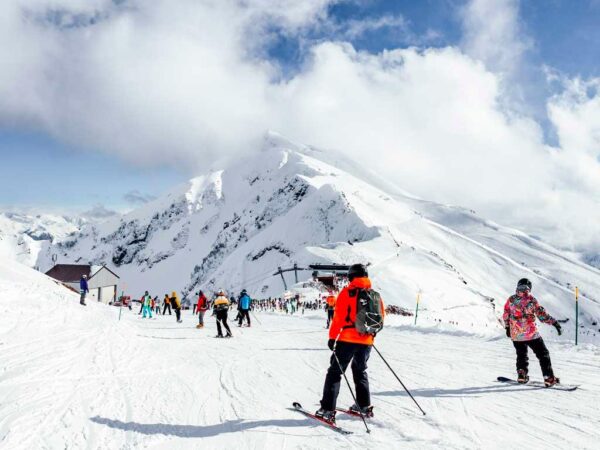 Аномально теплая погода привела к переносу начала горнолыжного сезона в Сочи. Старт на курорте «Роза Хутор» запланирован на 29 декабря из-за отсутствия достаточного снежного покрова. Высота снега в горах сейчас на минимуме за последние 12 лет, а высокая температура воздуха мешает использовать систему искусственного оснежения.
