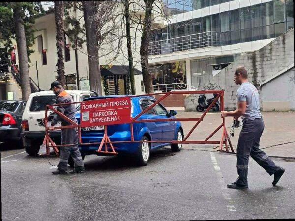 В Сочи убирают незаконные парковочные заграждения