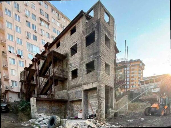 В Сочи сносят три незаконных здания