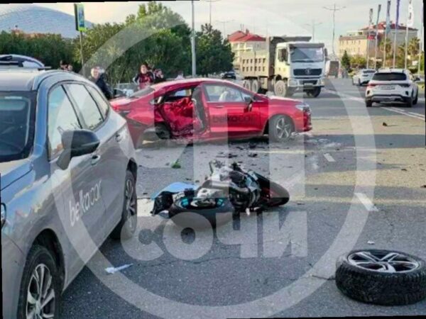 В Сириусе произошло ДТП с участием мотоциклиста