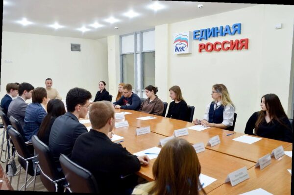 «Виктор Тепляков обсудил проекты с молодыми активистами из Сочи»