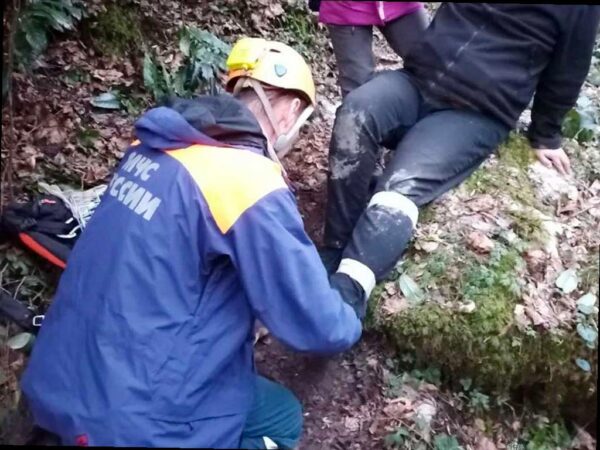 В Сочи спасатели помогли пострадавшему туристу из Агурского ущелья
