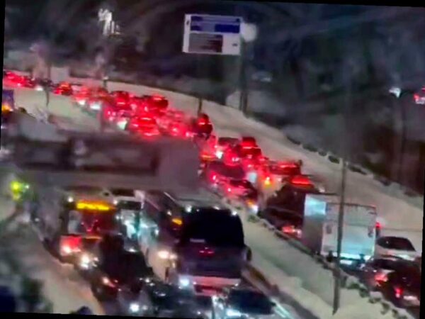 В Красной Поляне возникли пробки из-за сильного снегопада