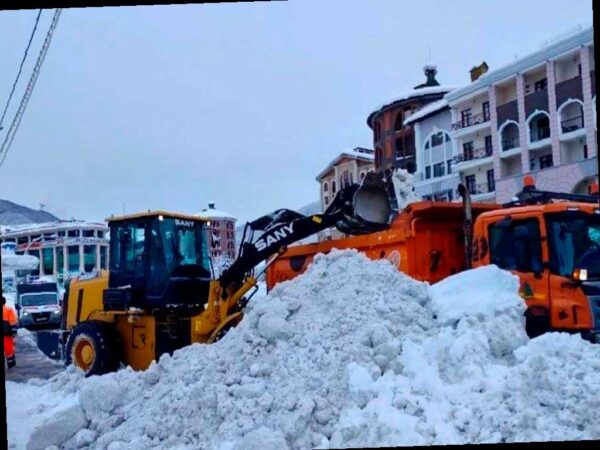 Во время новогодних праздников в Сочи было убрано 70 тысяч кубометров снега с дорог.