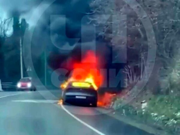 На трассе в Сочи произошел пожар с автомобилем