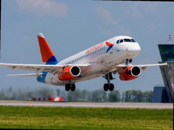 В этом леto авиакомпания «Азимут» запускает прямые рейсы из Сочи в Атырау. Полеты в этот старинный город Казахстана планируют начать в начале июня. По информации пресс-службы международного аэропорта Сочи, рейсы будут осуществляться дважды в неделю — по вторникам и субботам. Билеты уже доступны на сайте авиакомпании. Больше информации о новом направлении можно найти по ссылке: https://sochinews.io/sochi-i-kazahskij-atyrau-svyazhet-pryamoe-aviassoobshhenie/. Фото: Азимут / azimuth.aero.