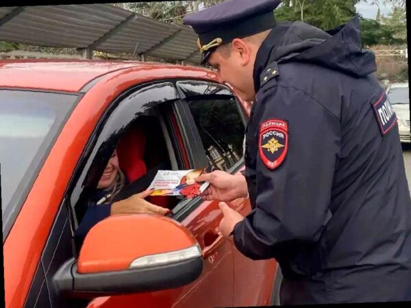 Сотрудники Госавтоинспекции Сочи поздравили водителей с Рождеством