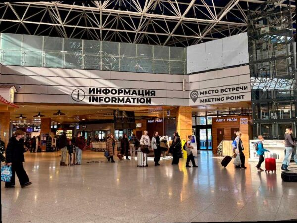 Аэропорт Сочи временно прекратил прием и отправку самолетов из-за мер безопасности, длительностью почти четыре часа. Росавиация утверждает, что принятые меры были необходимы для обеспечения безопасности полетов, и один самолет был перенаправлен на запасной аэродром во время ограничений. После снятия запрета аэропорт возобновил свою работу в обычном режиме. Министерство обороны РФ также сообщило о перехвате и уничтожении 66 беспилотных летательных аппаратов, включая 12 над Черным морем. Все действия производились в рамках установленных протоколов с приоритетом на безопасность пассажиров и полетов.