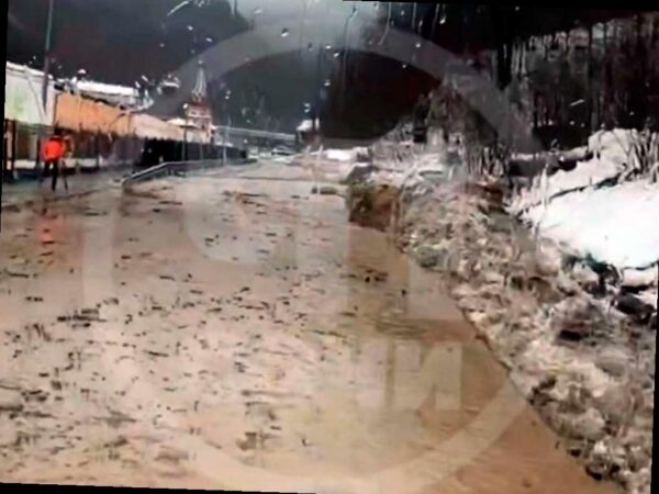 Сход селевого потока произошел в горном кластере Сочи на дороге, ведущей к курорту «Роза Хутор». Грязекаменная масса вышла на проезжую часть напротив этнопарка «Моя Россия», частично затруднив движение транспорта.