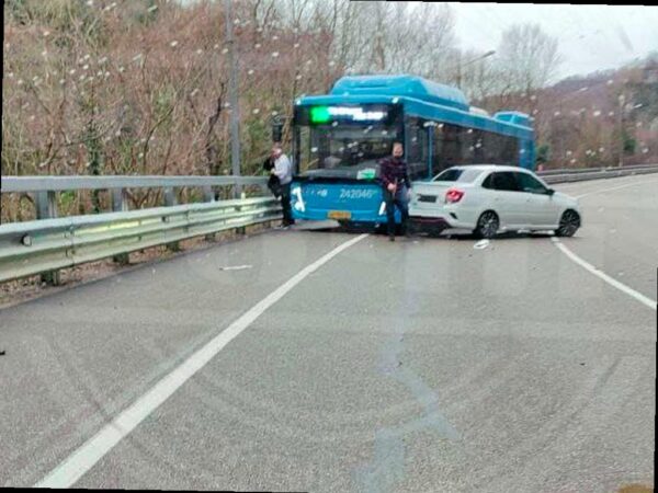 Автобус в Сочи столкнулся с легковушкой