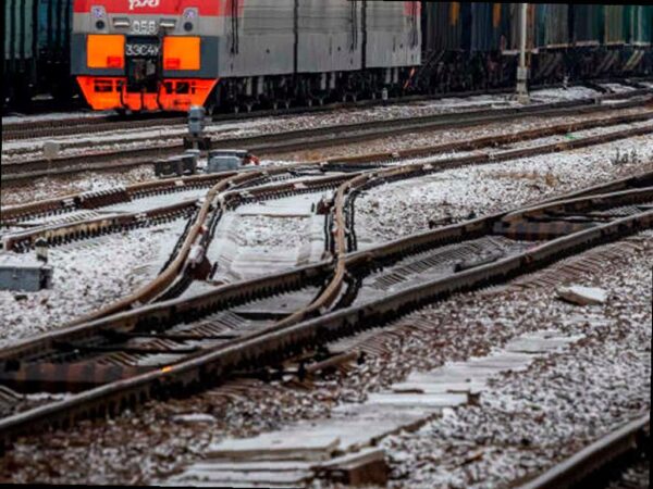 В Адлере полиция спасла школьников от опасных игр на железнодорожных путях