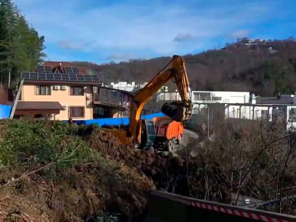 В селе Раздольном Сочи произошел оползень, который перекрыл дорогу