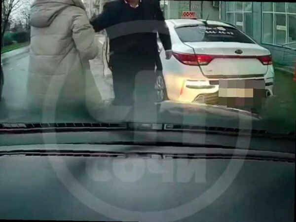 Таксист в Сочи вступил в конфликт с женщиной из-за парковки, полиция проводит проверку