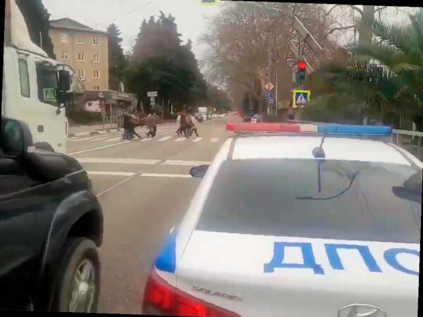 Инспекторы в Сочи пропагандируют ПДД через громкоговорители