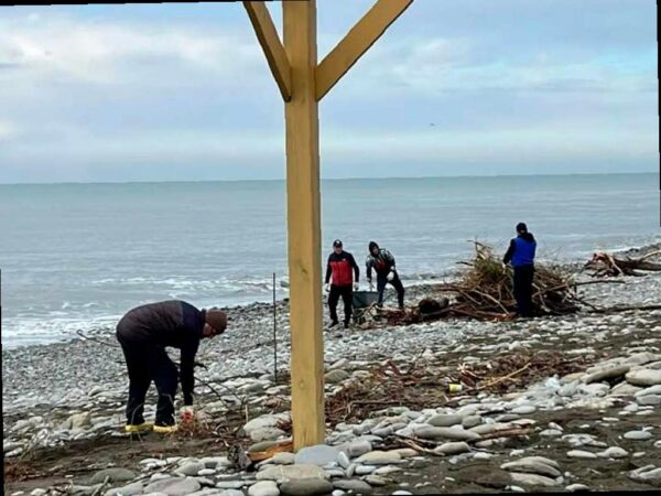 В Сочи начали уборку пляжей после шторма