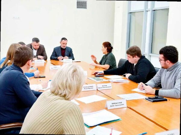 Депутат Виктор Тепляков провел прием жителей Центрального района Сочи вместе с депутатом Кириллом Матусевичем и представителями мэрии. Одной из проблем, выявленных жителями, был аварийный участок водовода. Было принято решение найти владельца коммуникаций или передать объект на баланс для ремонта, если он окажется бесхозным.