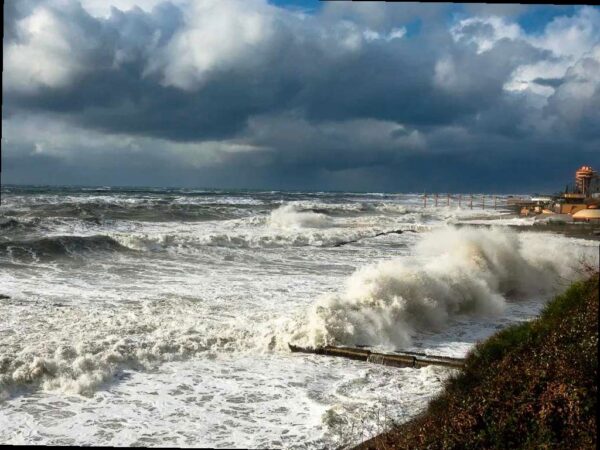 В Сочи прогнозируют усиление ветра и шторм