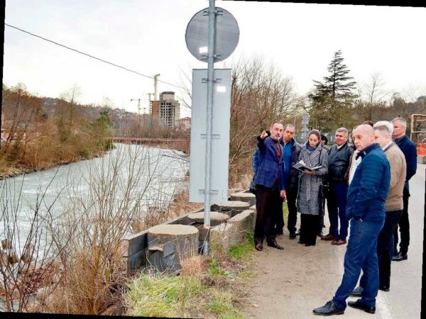 Депутат ЗСК Виктор Тепляков провел осмотр оползня в Сочи на Краснодонс