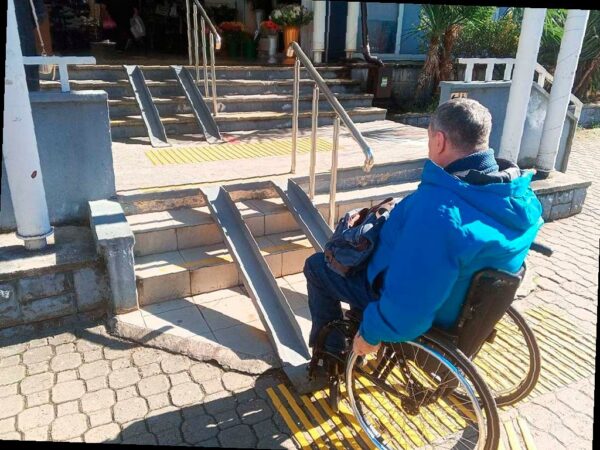 Магазины и кафе в центре Сочи проверили на доступность для маломобильн