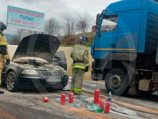 В Сочи на трассе загорелся автомобиль