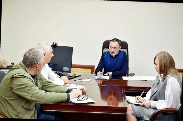 «Виктор Тепляков обсудил работу приюта для животных в Сочи»