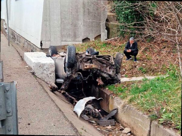 На трассе в Сочи автомобиль улетел в ливневку, водителя доставали спас