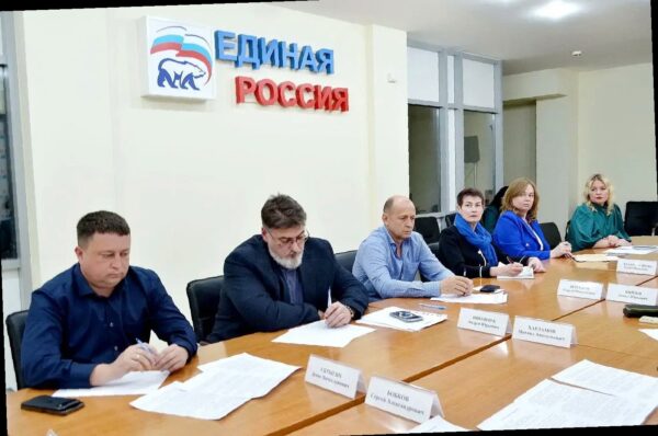 Виктор Тепляков провёл совещание по озеленению Сочи: что изменится